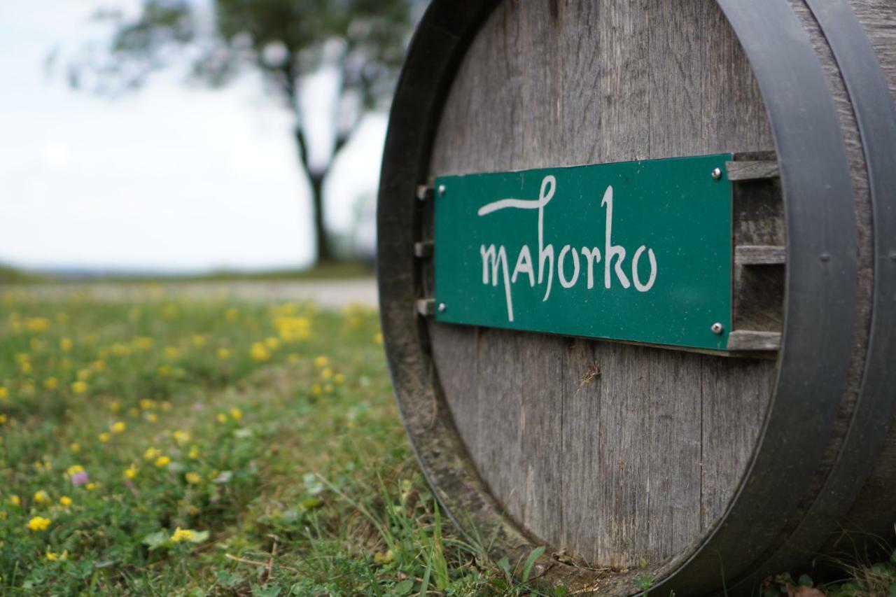 Glanz an der Weinstraße Mahorko Wein Wellness Wasserbueffel מראה חיצוני תמונה